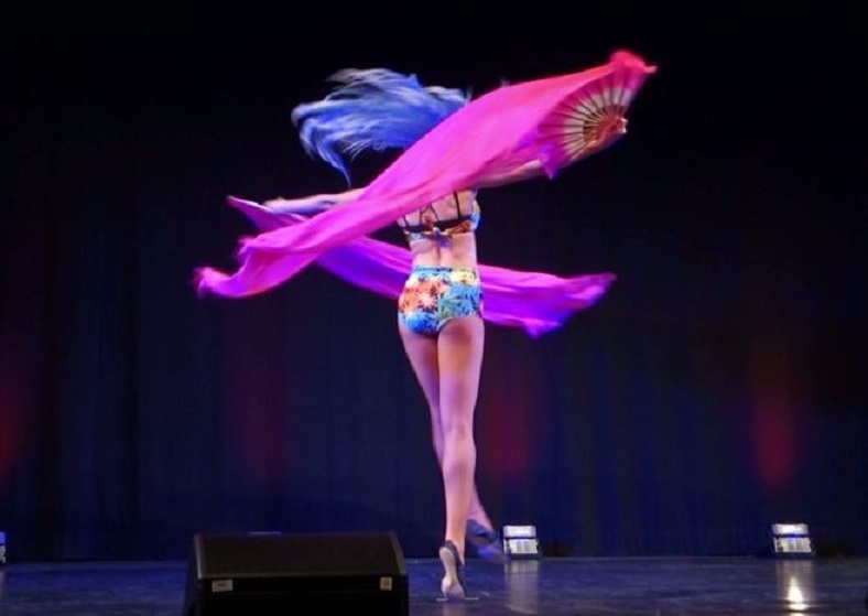 Pinke Fan Veils performance Bühnenshow