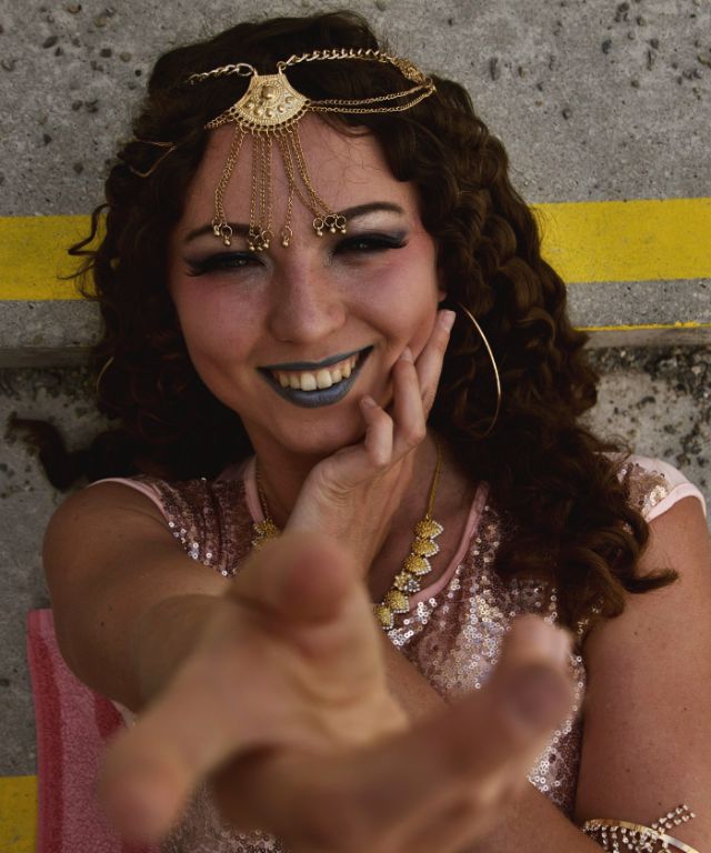 Tänzerin Jenny Rush Dance auf Festival Bühne mit Feder Fächern Show